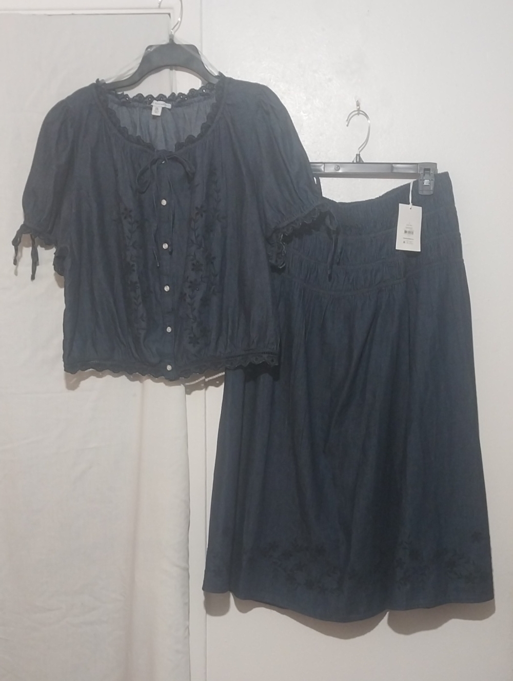 Navy Embroidered. FREE ASSEMBLY Midi Skirt — Women's Classic Navy Midi